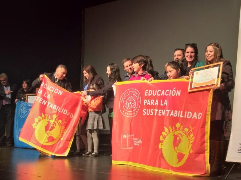 ESTABLECIMIENTOS EDUCACIONALES DE CHILOÉ RECIBIERON CERTIFICACIÓN AMBIENTAL