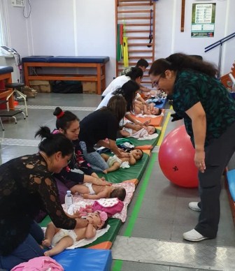 EN QUEILEN REALIZAN TALLER DE MASAJES A PADRES Y MADRES DE LACTANTES