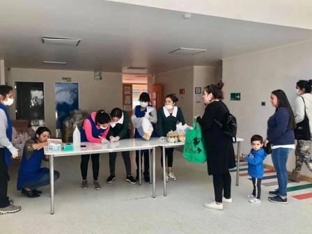 JARDINES INFANTILES DISTRIBUYEN CANASTA DE ALIMENTOS A APODERADOS