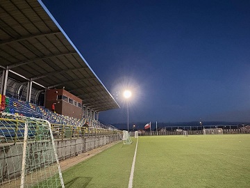 Finalizan trabajos de recambio total de luminarias del Estadio Municipal de Chonchi.