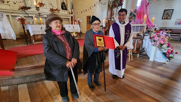 El domingo 1 de marzo se vivió un emotivo momento en la Iglesia Nuestra Señora de Gracia, donde se celebró una misa presidida por el Padre Carlos, párroco de Achao.