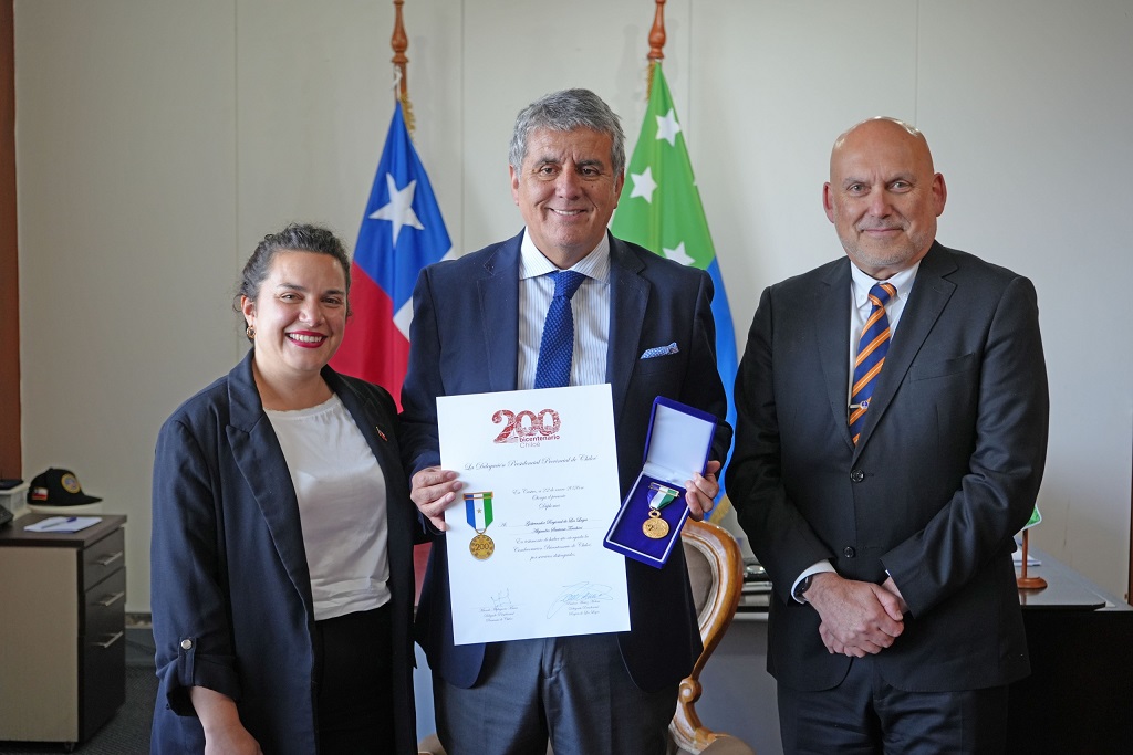 Gobernador Alejandro Santana fue condecorado con la Medalla Bicentenario de Chiloé