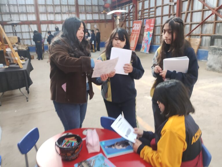 Estudiantes del Liceo Bicentenario Insular Nivel Básica visitan el Centro Cultural de Quinchao