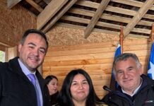 Chonchi: 35 familias del sector de Quilque reciben con emoción sus Títulos de Dominio otorgados por la CONADI.